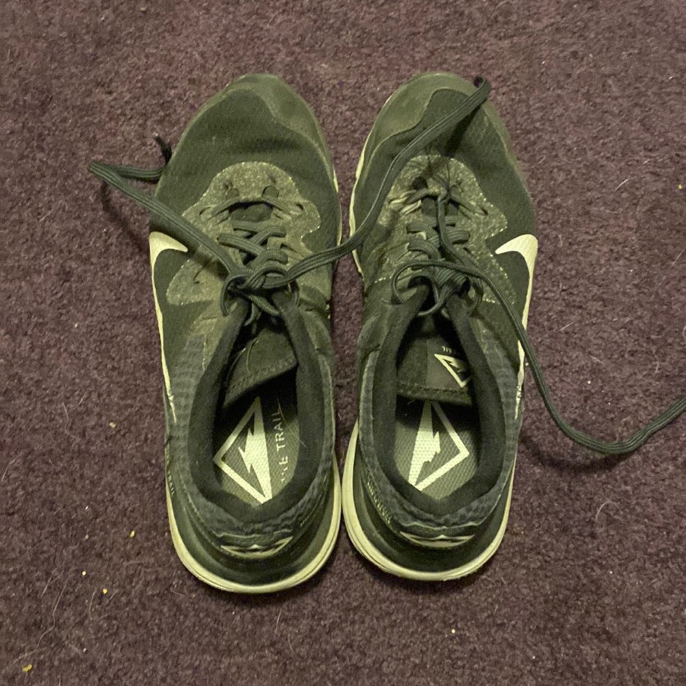 Nike shoes size 9 just needs new laces